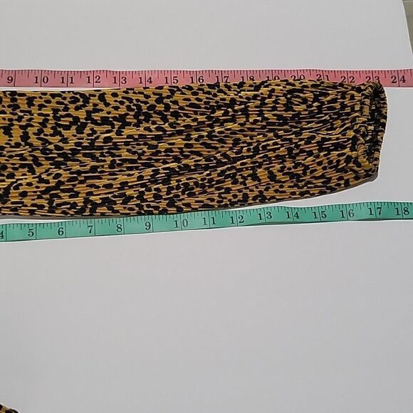 Saylor Primrose Cheetah Plissé Blouse - Picture 11 of 13